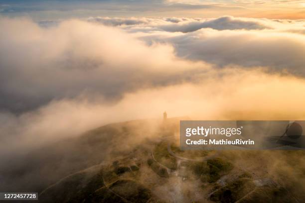 lever de soleil en bretagne au mont saint-michel de brasparts - air pollution photos et images de collection