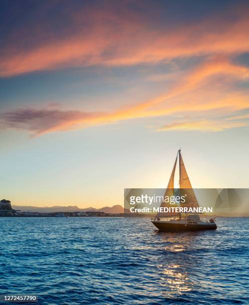 velero de dénia al atardecer desde el mar mediterráneo alicante españa - barco velero fotografías e imágenes de stock