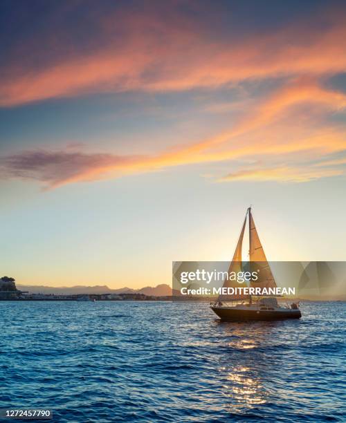 denia tramonto barca a vela dal mar mediterraneo alicante spagna - barca a vela foto e immagini stock