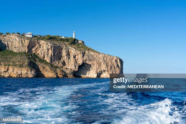 cabo de la nao cape middellandse zee zijn in javea alicante spanje - headland stockfoto's en -beelden