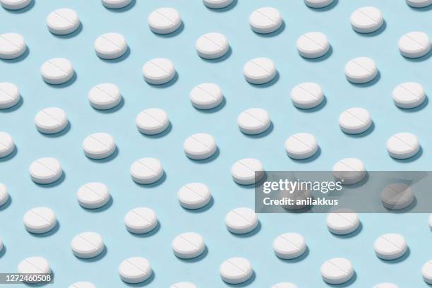 white circle shaped pills - gelule photos et images de collection