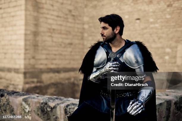 guapo caballero de fantasía medieval - armoured fotografías e imágenes de stock