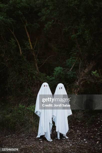 children dressed up as ghost - halloween scary stockfoto's en -beelden