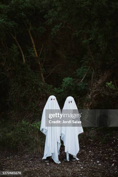 children dressed up as ghost - souls of my young sisters press reception stockfoto's en -beelden