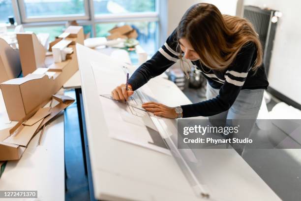 de tekeningsblauwdruk van de architectuur met potlood bij hand op werkplaats - design students stockfoto's en -beelden