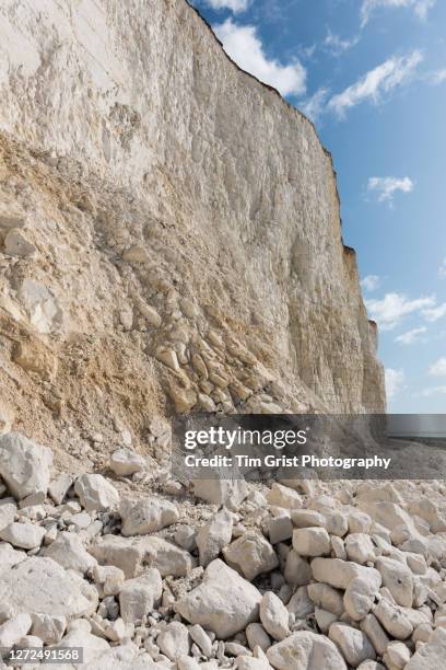 fresh rockfall debris at the seven sisters cliffs, east sussex, uk - kalksteen stockfoto's en -beelden