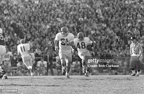 Gale Sayers of the Kansas Jayhawks runs the ball against the Nebraska Cornhuskers on November 9, 1963 in Lincoln, NE. Sayers rushed for a record 99...