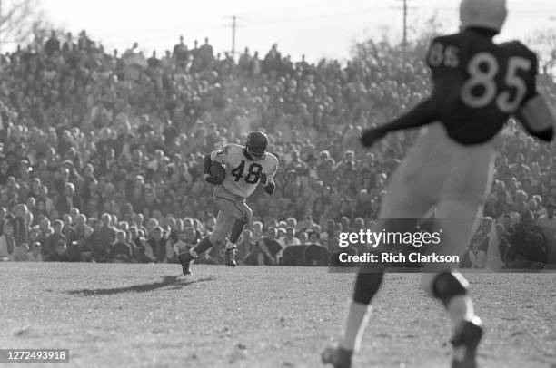 Gale Sayers of the Kansas Jayhawks runs the ball against the Nebraska Cornhuskers on November 9, 1963 in Lincoln, NE.