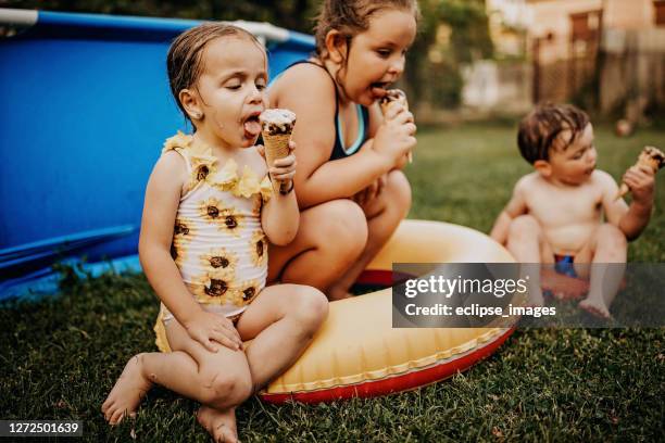 wir lieben eis - boy and girl eating ice cream stock-fotos und bilder