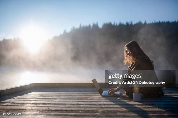 frau entspannen in der natur und mit technologie. - forest morning sunlight stock-fotos und bilder