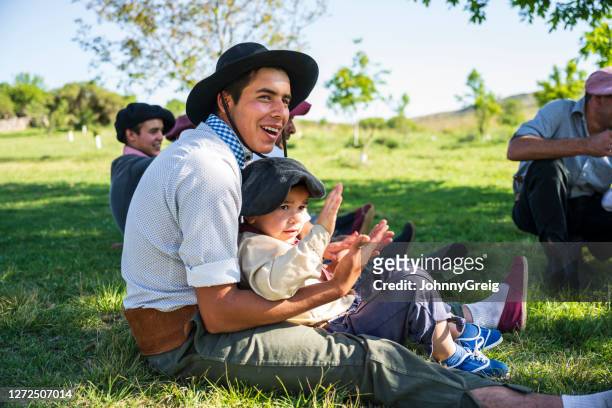 relajado gaucho adolescente y niño con amigos - argentina traditional clothing fotografías e imágenes de stock