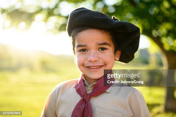 gaucho argentino sorridente di 5 anni in abiti tradizionali - gaucho foto e immagini stock