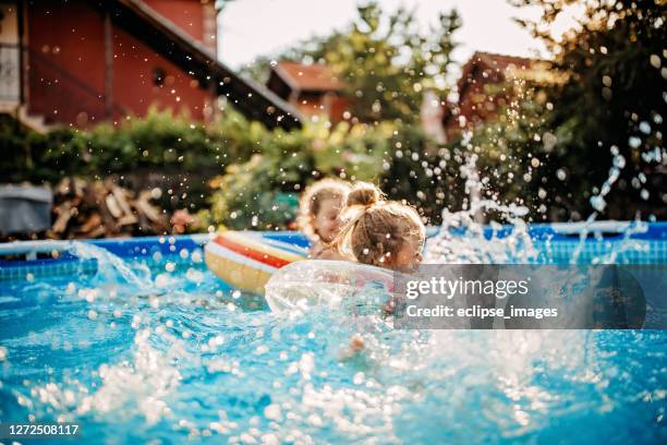 zomerwaterspelletjes - backyard games stockfoto's en -beelden