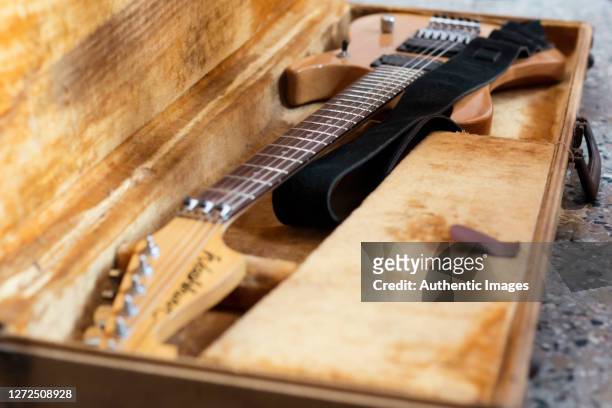 guitarra eléctrica en el caso del estudio de jóvenes músicos - guitar case fotografías e imágenes de stock