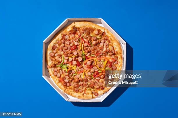 whole pizza in a box - pizza box stock-fotos und bilder