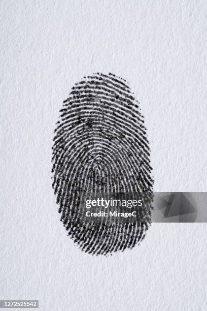 human fingerprint on white paper - inchiesta sul crimine foto e immagini stock