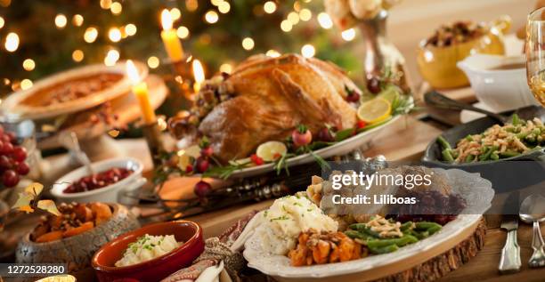 thanksgiving dinner table - thanksgiving plate stock pictures, royalty-free photos & images