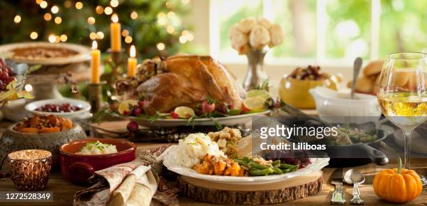 thanksgiving dinner tisch - warmes abendessen stock-fotos und bilder