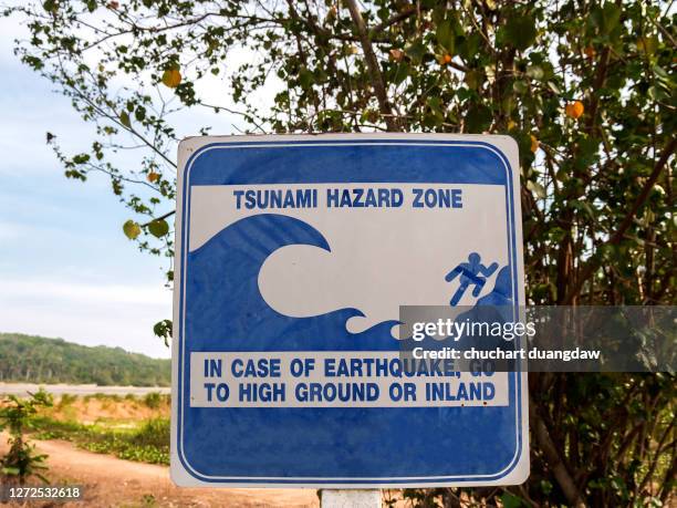 tsunami evacuation route sign on the beach, phuket, thailand - maremoto fotografías e imágenes de stock