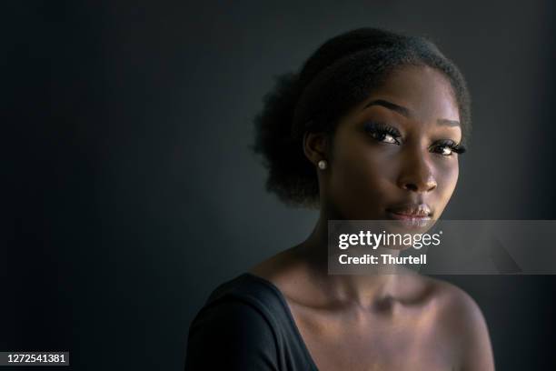 portrait de la jeune femme africaine - adolescent africain photos et images de collection