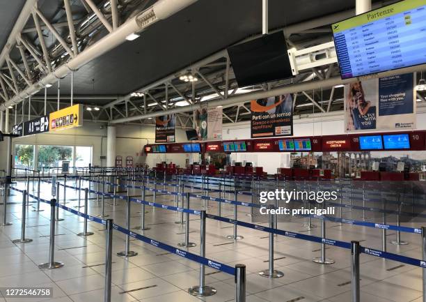aeroporto vuoto nell'estate 2020 a ciampino, italia. - aeroporto di ciampino foto e immagini stock