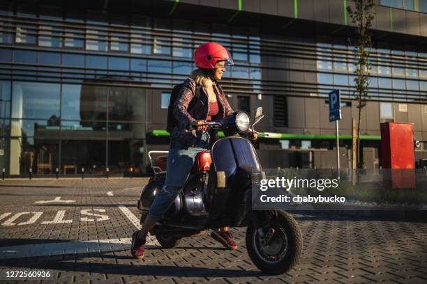 hermosa joven monta scooter - riding scooter fotografías e imágenes de stock