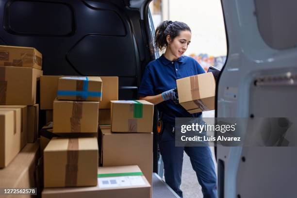 courier checking the parcel for delivery - bulto fotografías e imágenes de stock