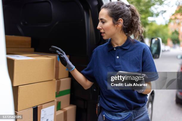 courier checking the parcel for delivery in the van - blue polo shirt fotografías e imágenes de stock