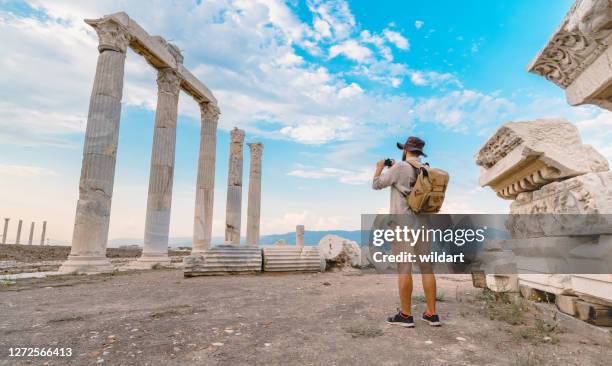 photographe touristique voyageur prend la photo dans les ruines antiques de laodicea sur le lycus , pamukkale - laodicea turkey photos et images de collection