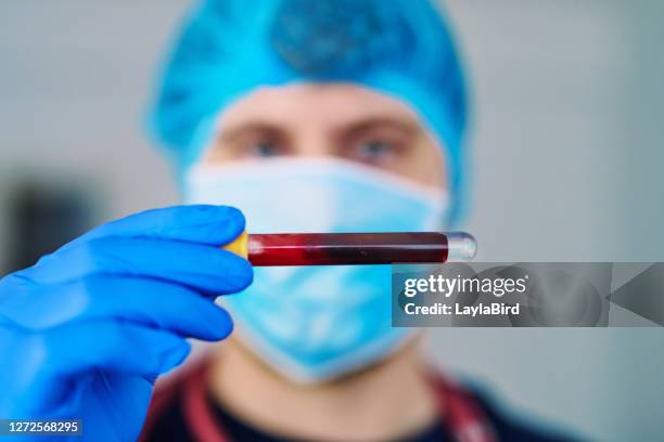 el profesional de la enfermedad transmitida por la sangre - patógeno fotografías e imágenes de stock