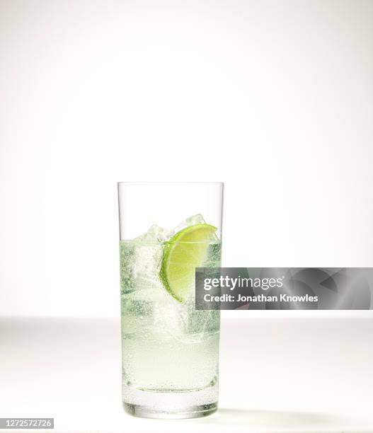 lime wedge and ice in water - gin tónico - fotografias e filmes do acervo