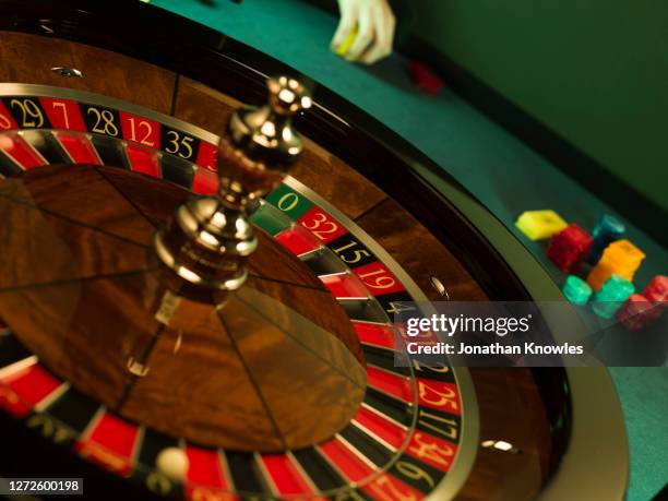 Poker Roue 906 Poker Chips Hands Stock Photos, High-Res Pictures, and Images ...