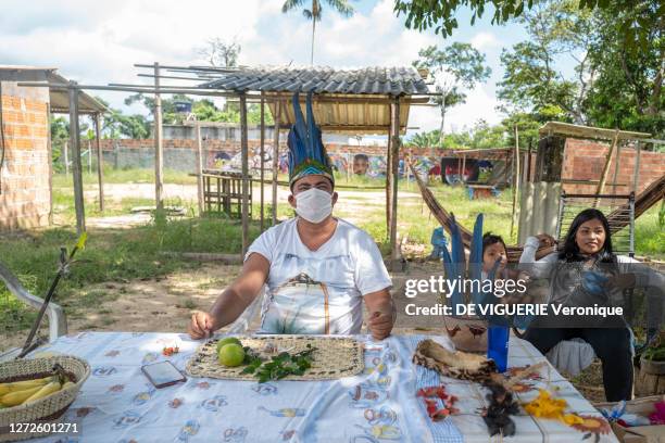 After 6 days under an oxygen mask while suffering from Covid-19, Ismael Munduruku is back home to his community in Parque das tribos. He is having...