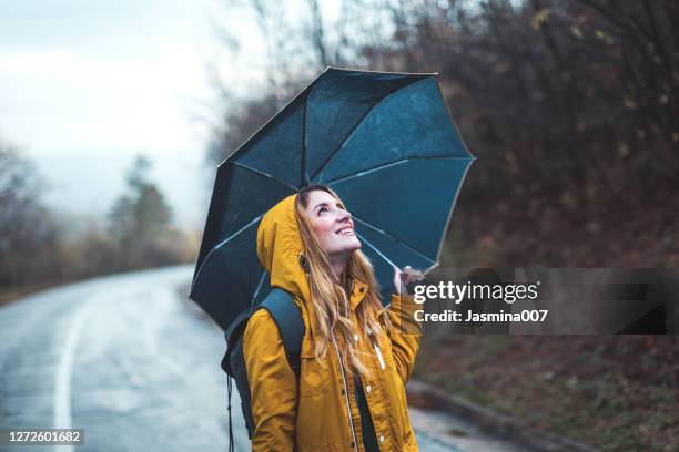 mujer alegre en la naturaleza - paraguas fotografías e imágenes de stock