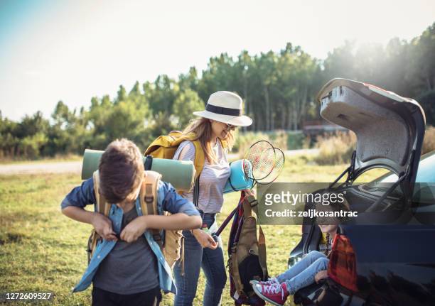 glückliche familie genießen picknick und camping urlaub auf dem land - auto familie stock-fotos und bilder