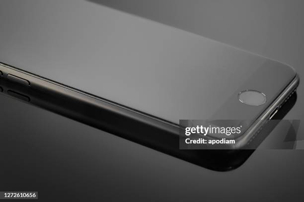 nouvel iphone se 2020 d’apple (conception de vue avant) - iphone fond noir photos et images de collection