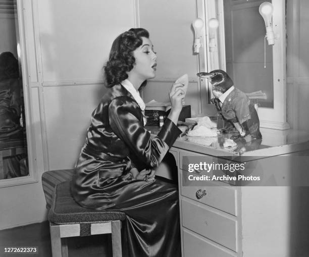 Canadian-American actress Ann Rutherford pretends to put powder on the beak of Pete the penguin, 1940. Both are appearing in Wilhelm Thiele's comedy,...