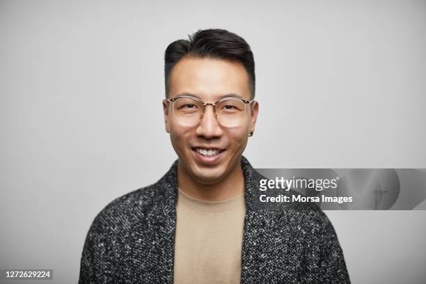 entrepreneur with eyeglasses on white background - portretfoto stockfoto's en -beelden