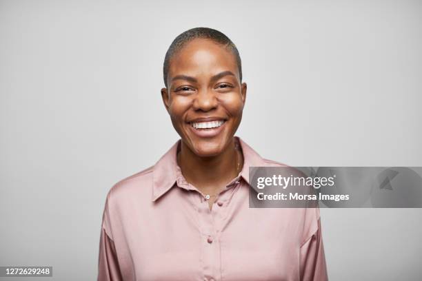 smiling african american female entrepreneur on white background - black shirt stockfoto's en -beelden