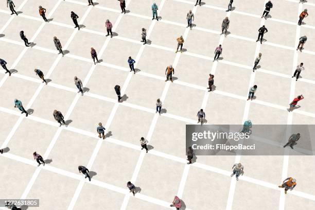 soziales entsungskonzept mit vielen menschen - luftbild - zuhause-bleiben-anordnung stock-fotos und bilder