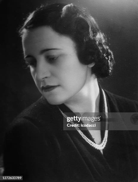 retrato de mujer interior italiano de la década de 1920 - fotos años 20 fotografías e imágenes de stock