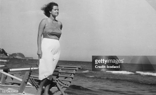 1930. alassio liguria italia. joven posando en la playa - 1940 fotografías e imágenes de stock