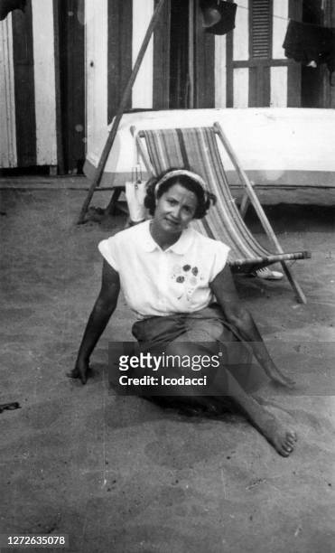 20 世紀 30 年代, 義大利阿拉西奧 · 利古裡亞。年輕��女子在海灘上擺姿勢。 - 1940 個照片及圖片檔