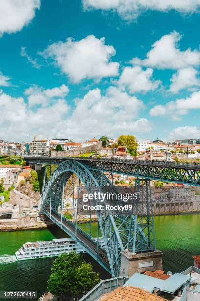 porto altstadt, portugal von vila nova de gaia aus gesehen mit dem fluss douro - porto portugal stock-fotos und bilder