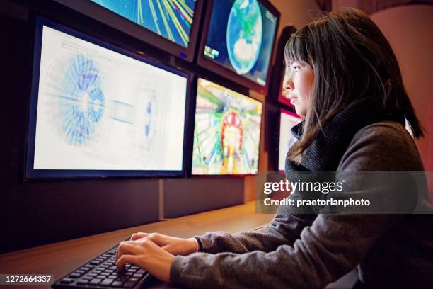 la jeune femme travaille dans une salle de contrôle - nuclear energy photos et images de collection