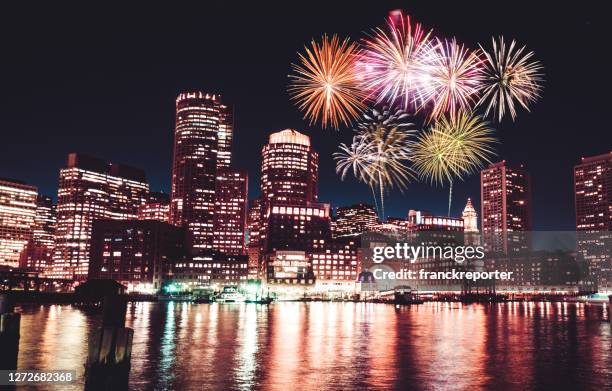 boston skyline in der nacht mit feuerwerk - boston harbor stock-fotos und bilder