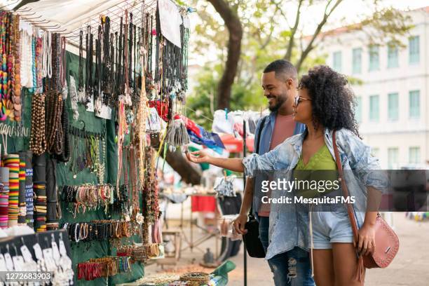 mercato dell'artigianato a olinda, pernambuco - venditore ambulante foto e immagini stock