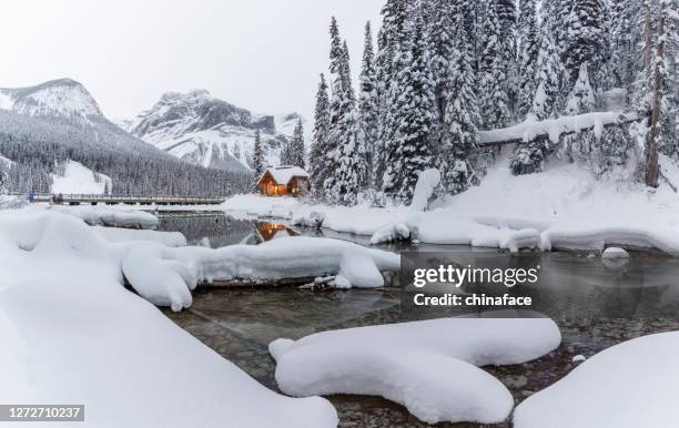 マウンテン ロッジ イン ウィンター - lake louise ストックフォトと画像