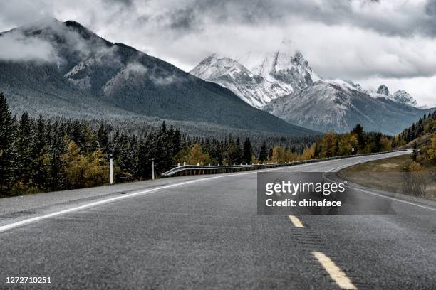 kurvenreiche bergstraße im banff nationalpark - mountain roads stock-fotos und bilder
