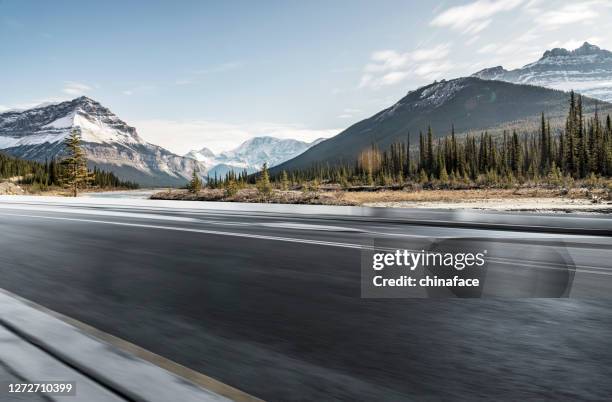 estrada de montanha sinuosa no parque nacional banff - mountain road - fotografias e filmes do acervo